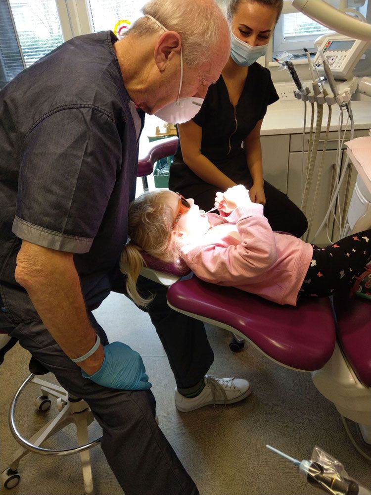 family-dentist-img
